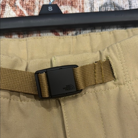 The North Face Women’s Khaki Field Shorts - Picture 2 of 12